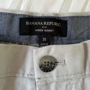 Banana Republic Aiden shorts in Shoreline Grey. Size 31